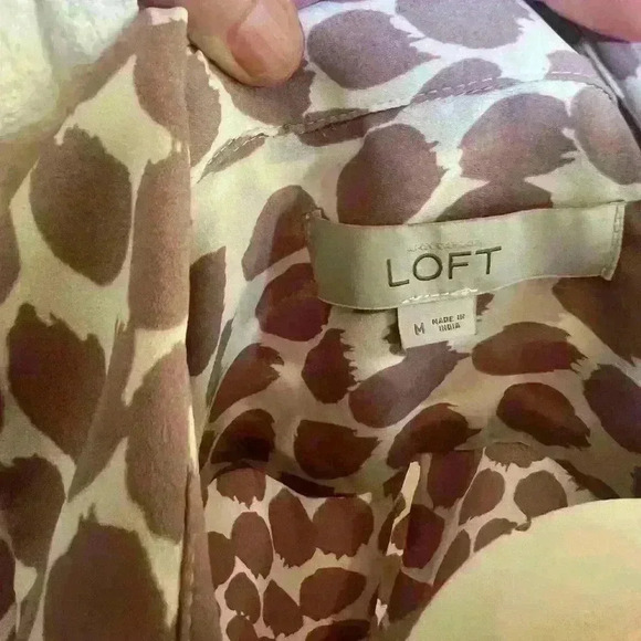 Ann Taylor Loft Ladies blouse Medium. Excellent condition. Lavender and white. - Picture 7 of 8